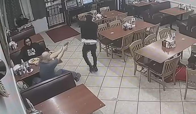 飲食店に強盗→客が後ろから発砲、倒れた所に至近距離から連射、金を回収し持ち主に返還…米テキサス州！