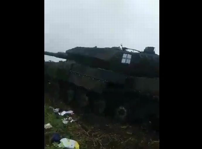 ロシア兵、最新レオパルド2A6戦車とブラッドリー装甲車の撃破現場で動画…1800万円初の獲得者誕生か？！
