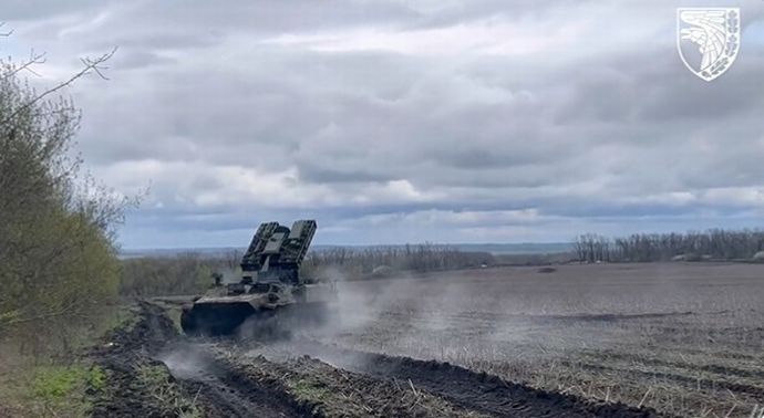 ウクライナ軍第93旅団の対空ミサイル「9K35」が淡々とドローンを落とすだけの動画！