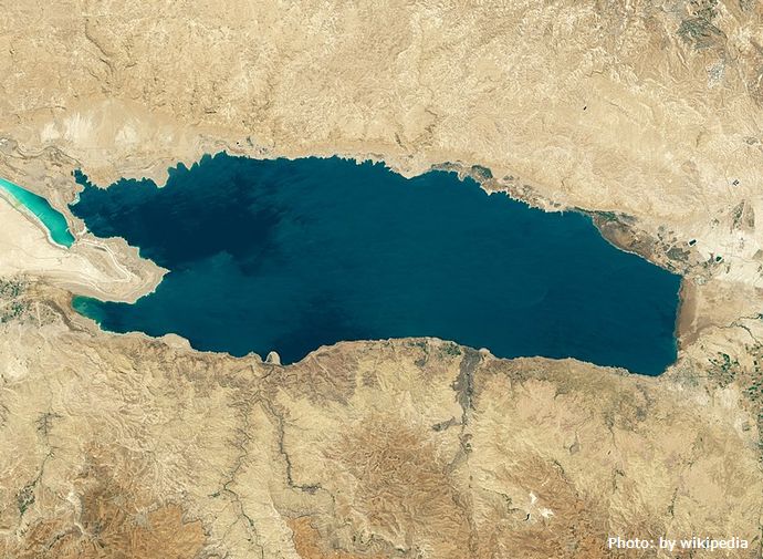 まるで月面、干上がった死海の表面…イスラエル南部！