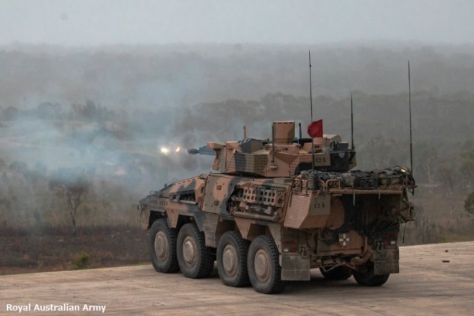 オーストラリア陸軍のボクサー装輪装甲車が実弾射撃と戦術訓練を実施！