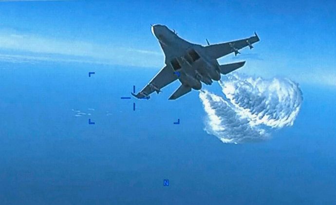 ロシア国防相が米無人偵察機を撃墜したSu-27戦闘機のパイロット2人に｢勇気の勲章｣を授与！
