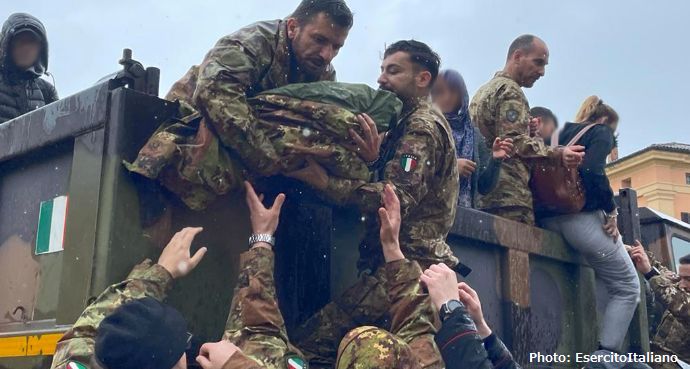 イタリア軍部隊が悪天候による洪水に見舞われた住民を支援！