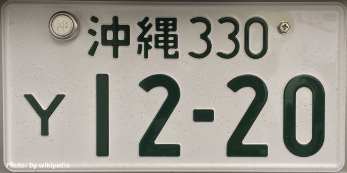 夜中にドリフト走行するYナンバー車、覆面パトカーが追跡中に電柱に衝突…沖縄県うるま市！