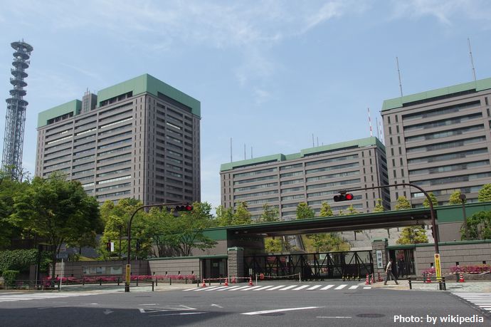 航空幕僚監部の2等空佐がDVD82枚を盗んで懲戒免職に…「車に財布を忘れた」！