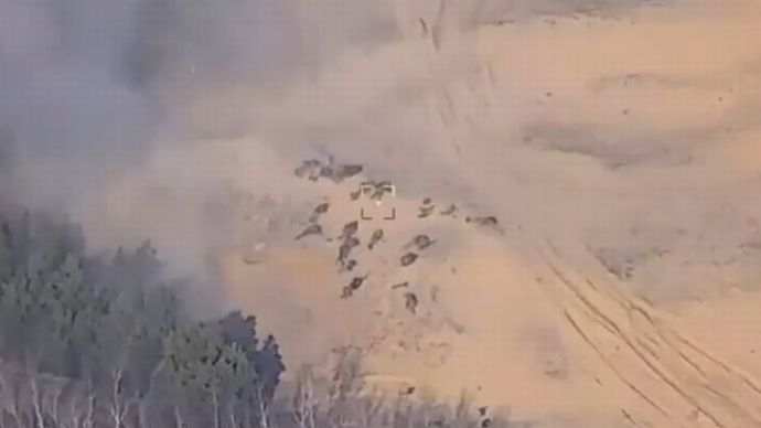 不用意に野外集合したロシア軍部隊に長距離ロケット砲攻撃、2日間で計120人超死亡…生存者「野外に並ばせやがって、クソ指揮官どもが」！