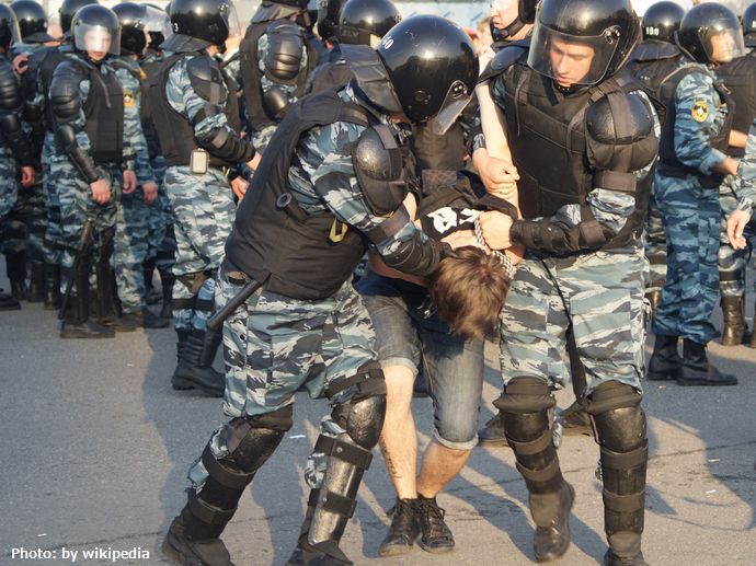 ロシアの首都モスクワで「戦争反対」と雪に書いた男性を拘束…10日間の行政拘禁処分！