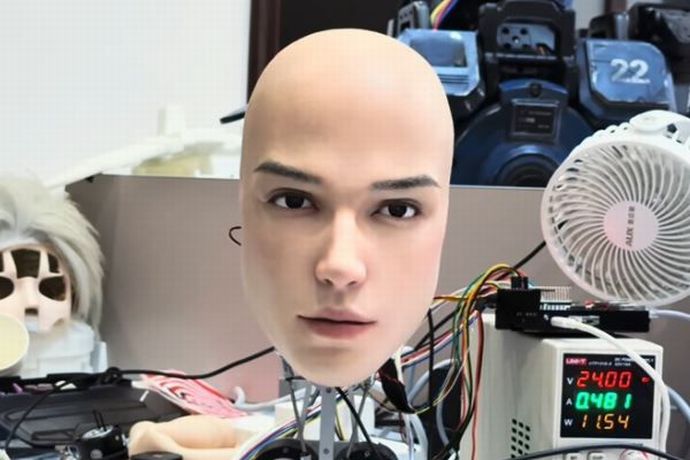 不気味なほどリアルな人間の表情を浮かべるロボット…中国企業が開発！