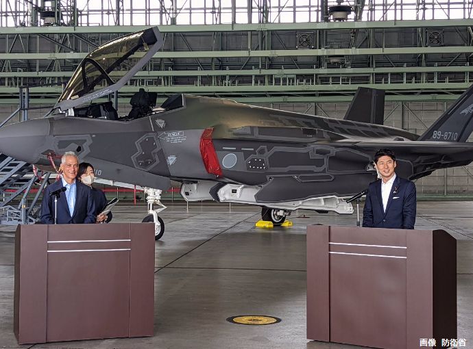 中曽根政務官とエマニュエル駐日米国大使が北部防衛の要である三沢基地を訪問…F-35戦闘機、E-2D早期警戒機などを視察！
