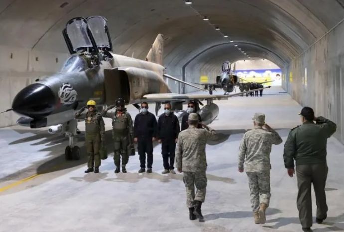 イラン軍の地下基地にF-4戦闘機…米軍のバンカーバスターに耐えれる設計！