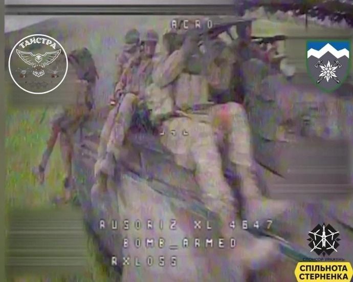 歩兵戦闘車に載っててウクライナの自爆ドローンが突っ込んで来たらどうしたら助かりますか？！