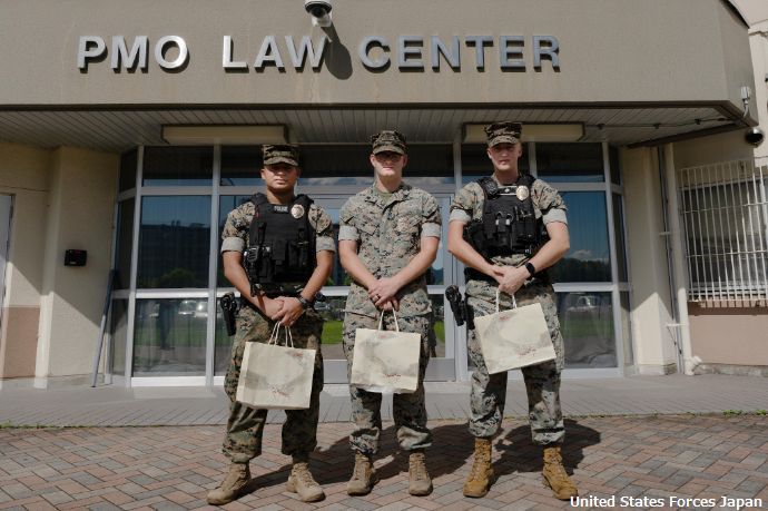 日本人女性が倒れて負傷しているところに偶然通りがかった岩国基地憲兵隊員3人が救護！