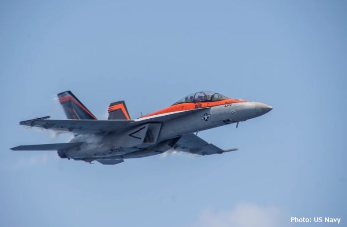 米海軍第94飛行隊「マイティシュライクス」所属のF/A-18F戦闘機がパトロール飛行！
