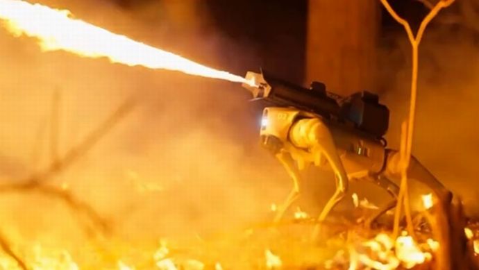 「火を噴く犬」米企業が火炎放射ロボットの販売開始…価格は約145万円！