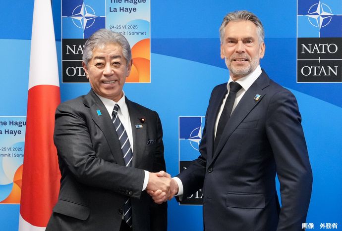 岩屋外相、NATO夕食会欠席の理由と問われ「首脳のみ出席可能と説明受けた」…韓国閣僚は出席しトランプ氏と接触！