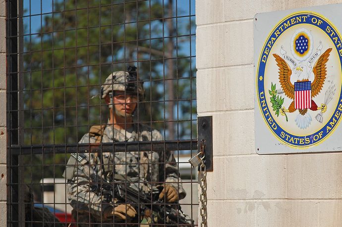 政府、4月中に外国公館の警備体制見直し…自衛官の中国大使館侵入受け！