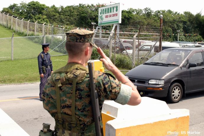 米兵が横須賀基地の外で自動小銃を持ち警備…反戦デモの団体が市に要請書！