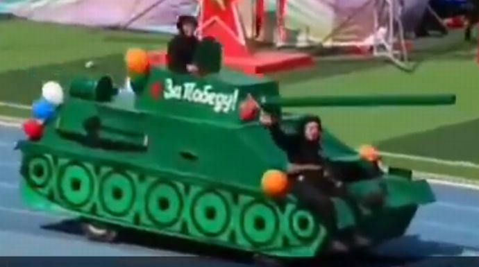 ヤクーツクの対独戦勝記念パレードで木製戦車や段ボール飛行機が登場！