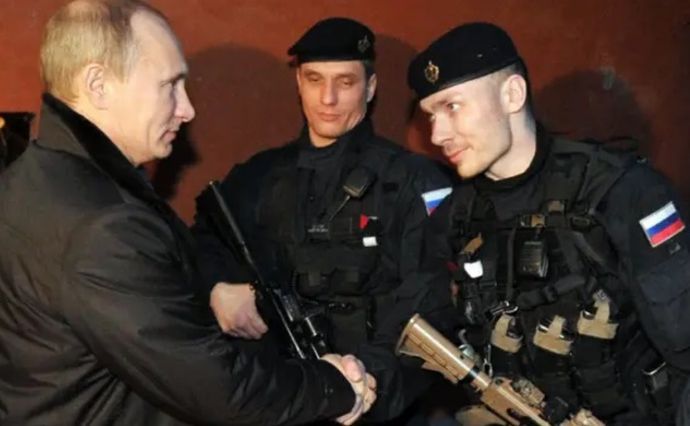 プーチン大統領が出席する会合で公然と政権批判…映画「太陽」で知られる巨匠、国営テレビ中継中に！