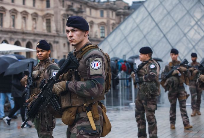 マクロン大統領「ISがフランスでもテロ企て」… 国内の警戒水準を最高に引き上げ！