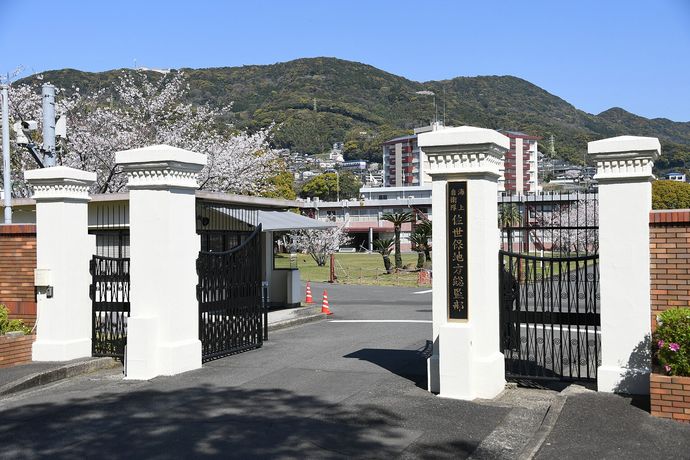 「おいしそうだったので」海自施設内で同僚の菓子を盗み無断欠勤した20代隊員を停職処分…佐世保基地！