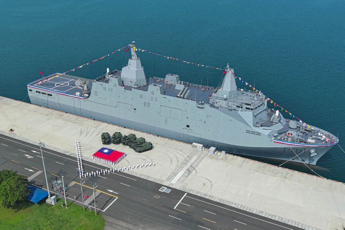 台湾の建国記念日でパレード…軍用機の祝賀飛行など！