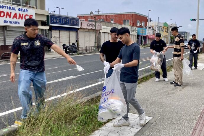 米海兵隊第12海兵沿岸連隊のボランティア13人が毎月恒例の地元金武町で清掃活動！
