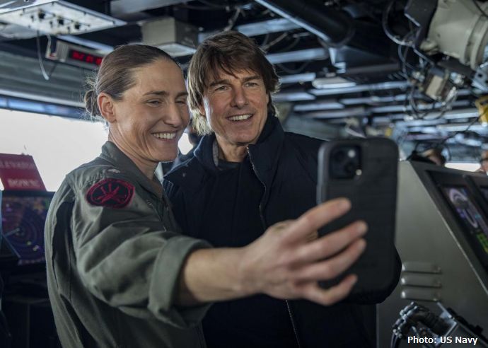映画「トップガン マーベリック」の主演のトム・クルーズが米海軍空母「ジョージ・H・W・ブッシュ」を表敬訪問！