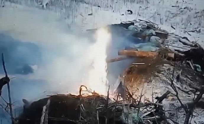 テルミット混合物を搭載したウクライナ軍のFPVドローンがロシア軍の塹壕を焼き払う！