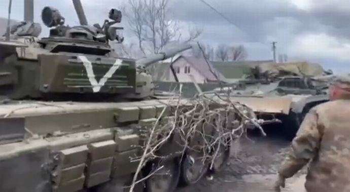 ウクライナ軍、壊れたロシア戦車を有効活用…貴重な戦車回収車に改造！