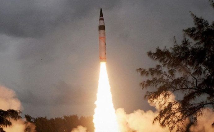 インドが核弾頭搭載可能な弾道ミサイル「アグニ5」の発射実験を実施…中国軍兵士との衝突直後に！