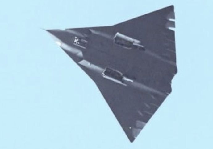 中国の新型(第6世代)ステルス戦闘機？…尾翼のない三角形型機体が飛行！