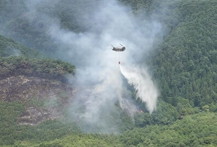 妙義山の山林火災、群馬県が自衛隊に災害派遣を要請…陸自ヘリが消火活動！