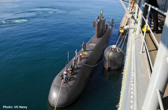 米海軍潜水母艦「フランク・ケーブル」に韓国海軍潜水艦「ナ・デヨン」が係留！