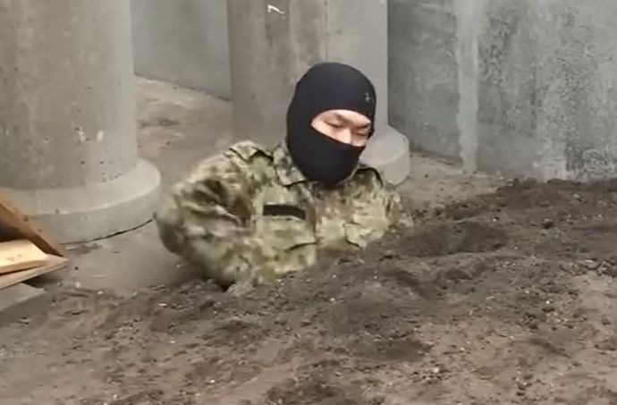 陸自隊員が本気で隠れる、都城市の小学校で「かくれんぼ大会」が開催！