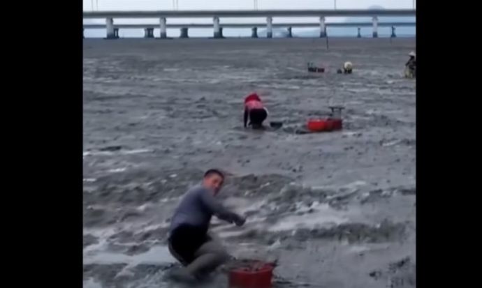 「敵のドローン」と勘違い？中国の漁師が宣伝撮影用ドローンを泥で攻撃…画面真っ暗に！