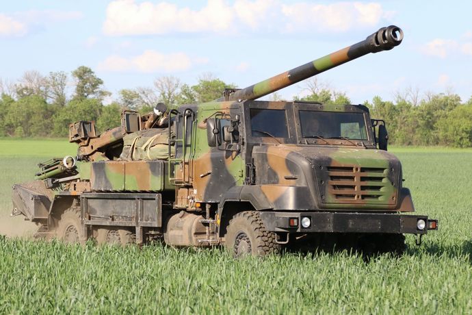 泥濘を走るウクライナ軍のカエサル155mm自走榴弾砲！