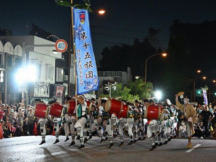 陸自第15旅団エイサー隊に大きな拍手、沖縄市でまつりに初参加！