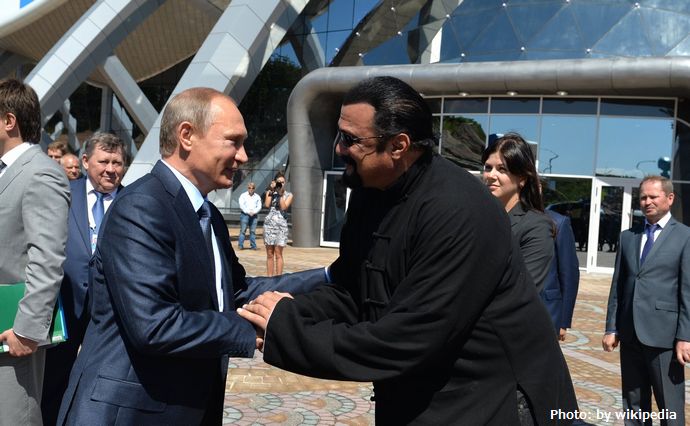 プーチン大統領、スティーブン・セガールに「友好勲章」を授与…国際協力の強化に貢献！