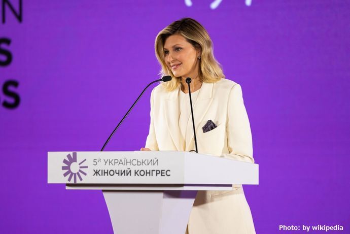 ゼレンスキー大統領の妻が8億円の高級車を購入、メーカーは否定…ロシアの情報工作か！