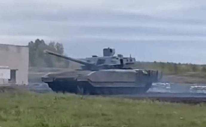 ロシアが最新鋭戦車「T-14 アルマタ」を実戦に初投入…米欧製戦車に対抗か！