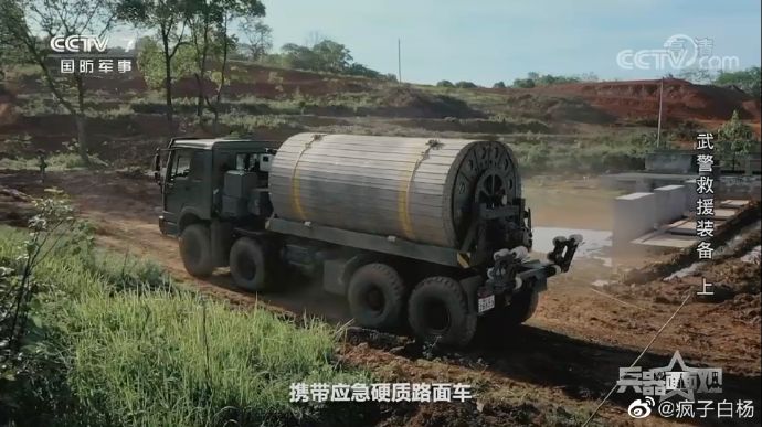 中国武装警察が保有する「HLZM100緊急硬質舗装車」…長さ100m、幅4.2mの仮設可動式舗装を素早く敷設可能！