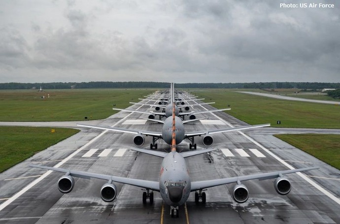米空軍の空中給油機KC-135・KC-46Aがエレファント・ウォークを実施！