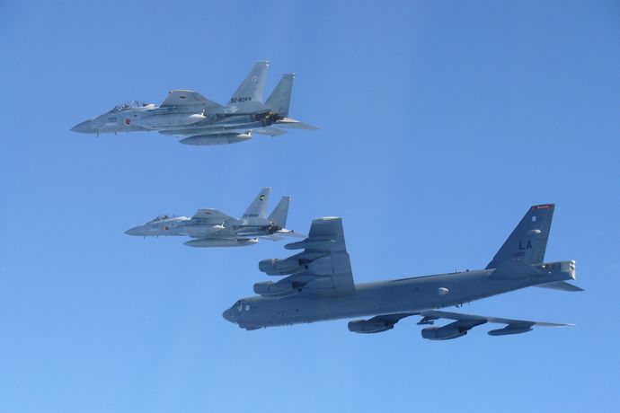 日米が日本海で共同飛行訓練、米空軍B-52戦略爆撃機を空自F-15J戦闘機がエスコート…中ロに対抗！