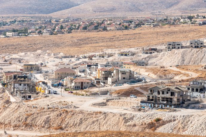 イスラエル人入植者がヨルダン川西岸の村を襲撃…AFPカメラマンも巻き込まれ負傷！