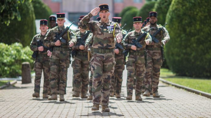 フランス陸軍第35歩兵連隊、若い新兵が集団行動や行進などの訓練！