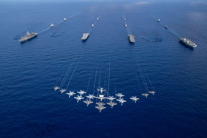 海自護衛艦「かが」「てるづき」、日英米豪西諾共同訓練を実施中！