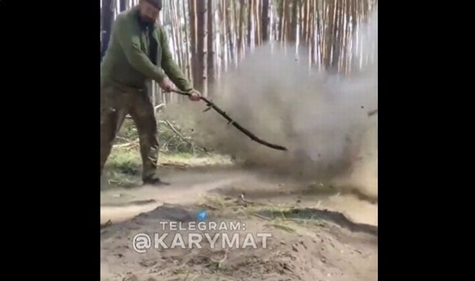 ウクライナ兵、棒を使ってロシア軍の対人地雷PFM-1を起爆させる！