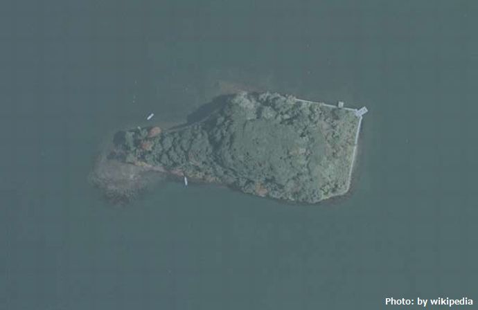 多くの謎が残る無人島「蛇島」、ガソリン貯蔵庫に使われていたトンネル…なぜここに？！
