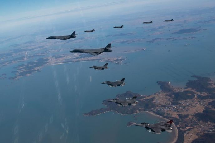 米軍がB-1B戦略爆撃機を朝鮮半島に再展開、韓国軍と空中訓練…空自F-2戦闘機とも訓練！